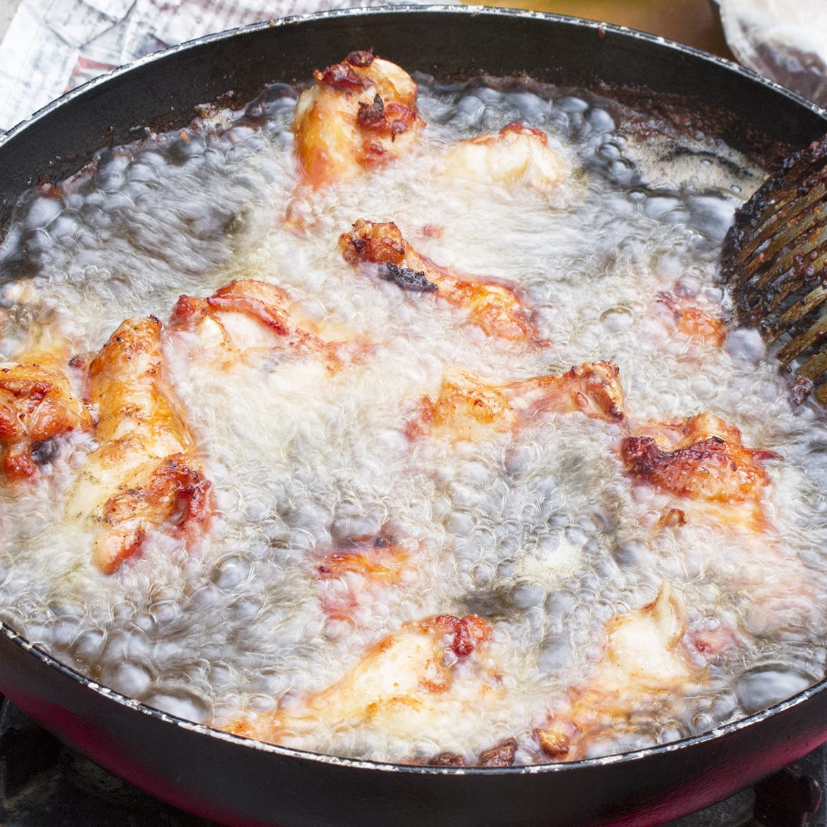 Fried chicken in hot oil and boiling in pan