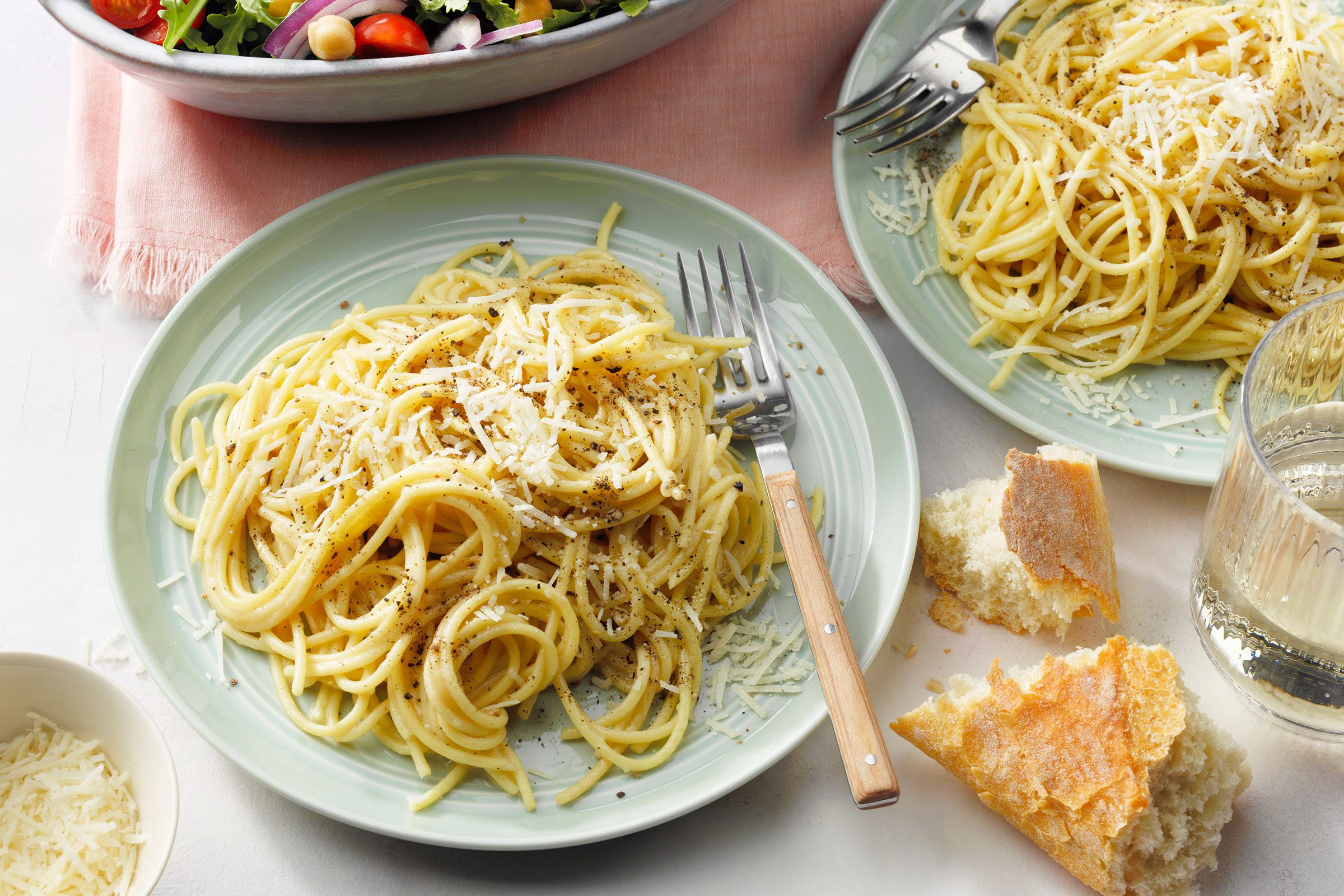 Cacio e pepe on plate