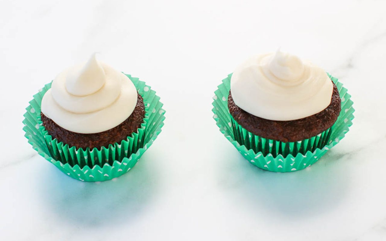 two styles of frosting with ziploc bag