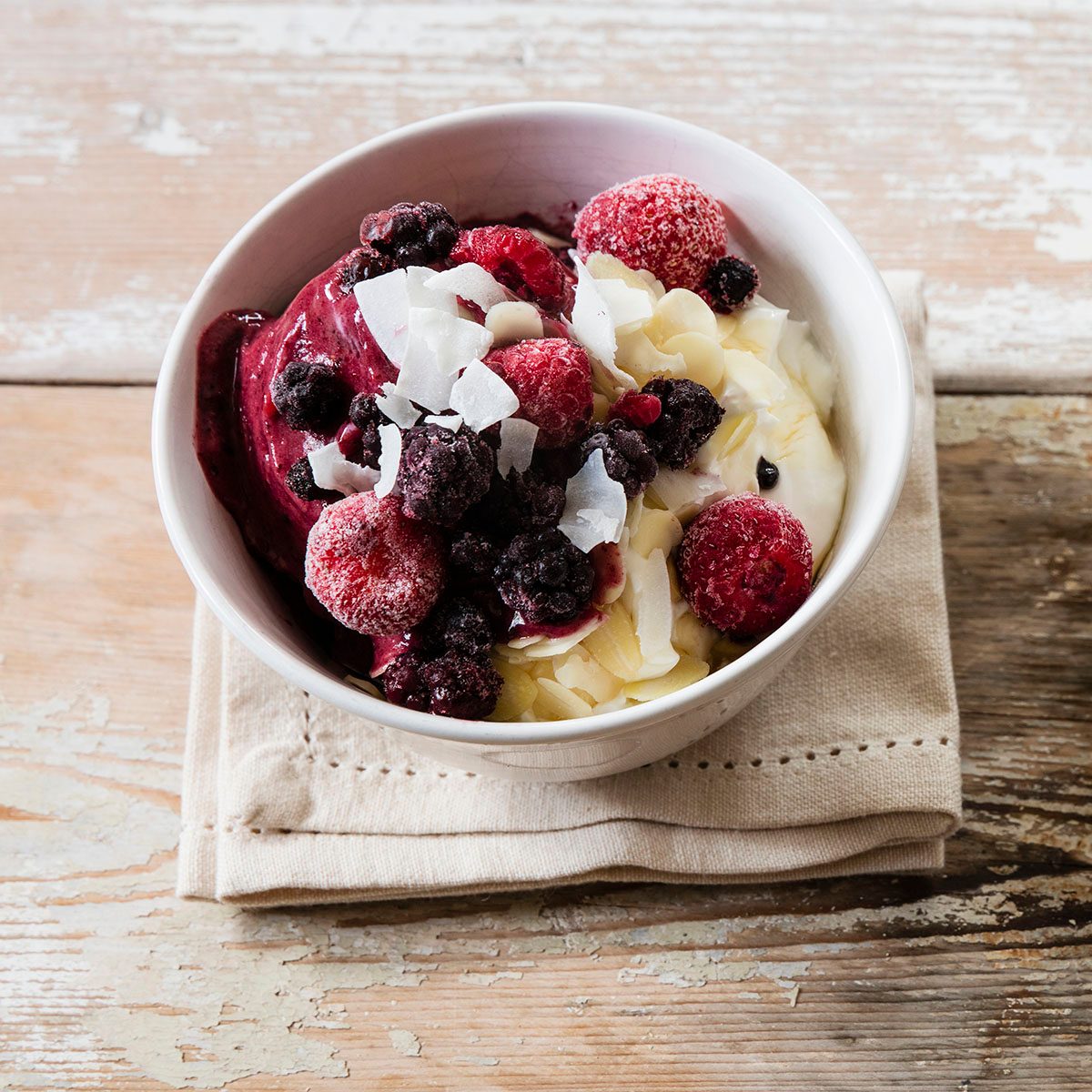 Studio, Nice-Cream (Eis aus pürierten gefrorenen Bananen und Beeren) und eine Tasse Kaffee