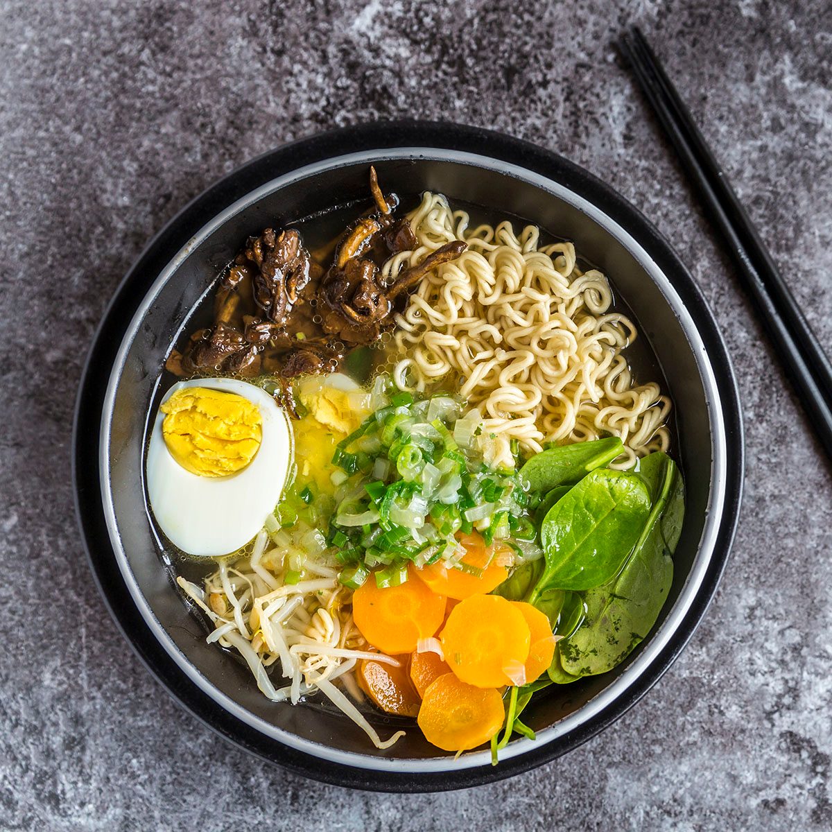 Ramen Suppe mit Spinat, Bambussprossen, Karotten, Ei und Stockschwämmchen