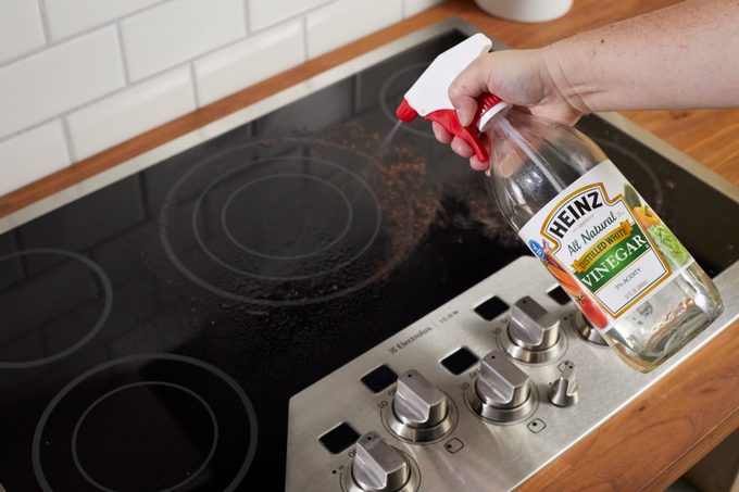 cleaning glass cooktop with vinegar with a spray top