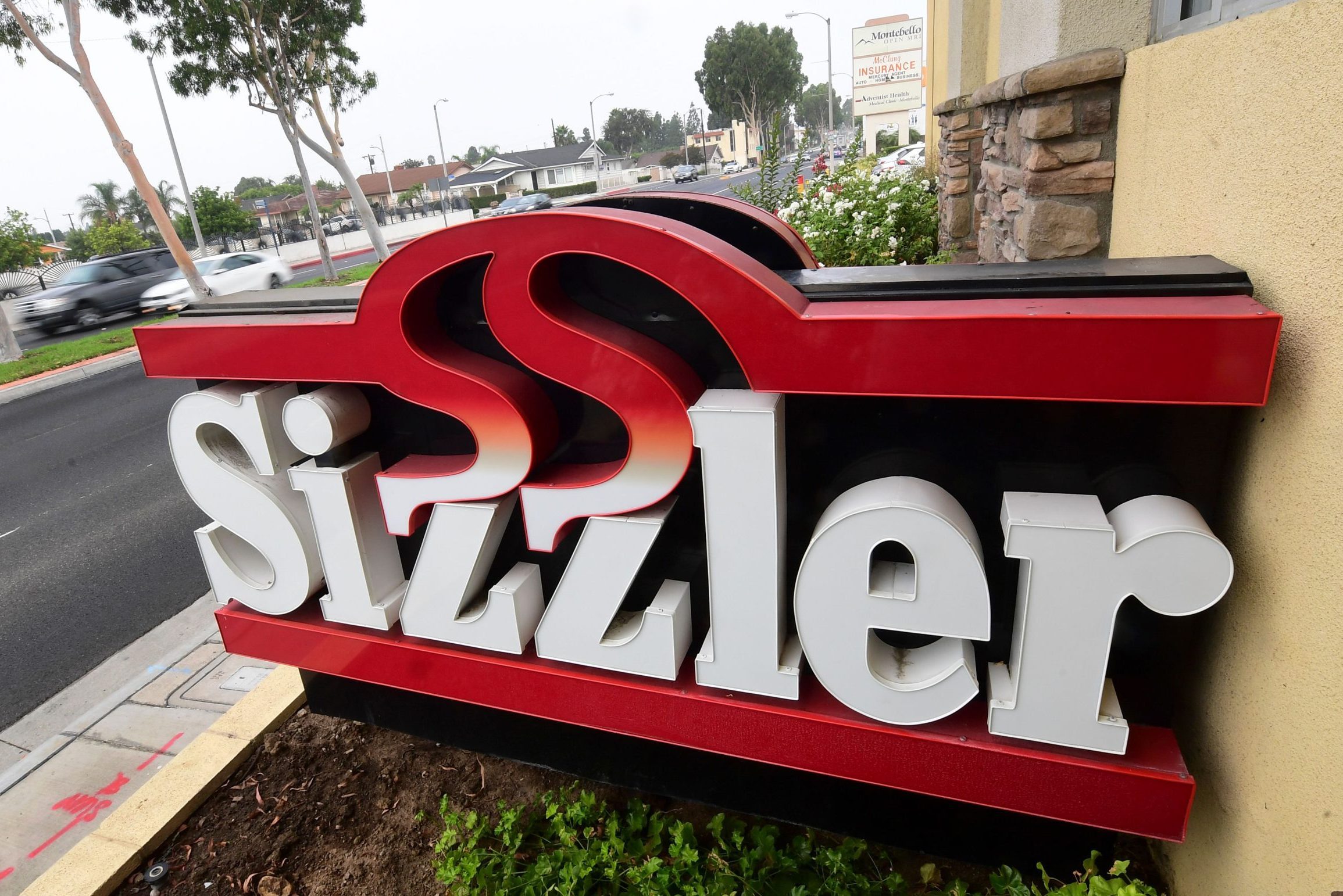 sizzler restaurant sign