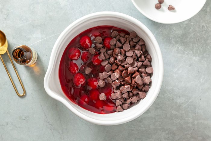 Mix pie filling, chocolate chips and extract in a bowl