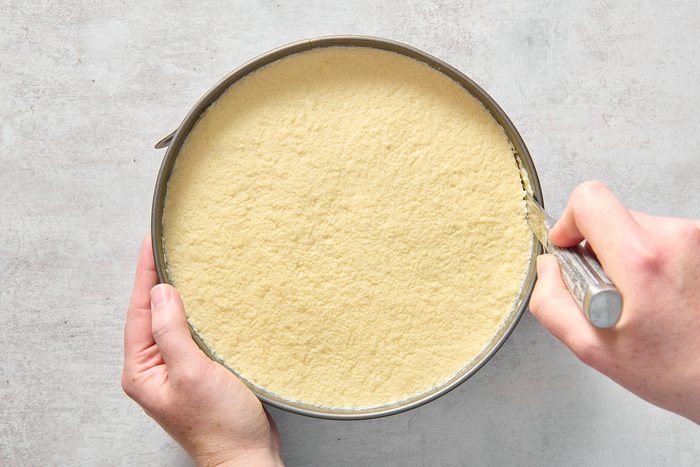 Loosening the sides of the pan with a knife