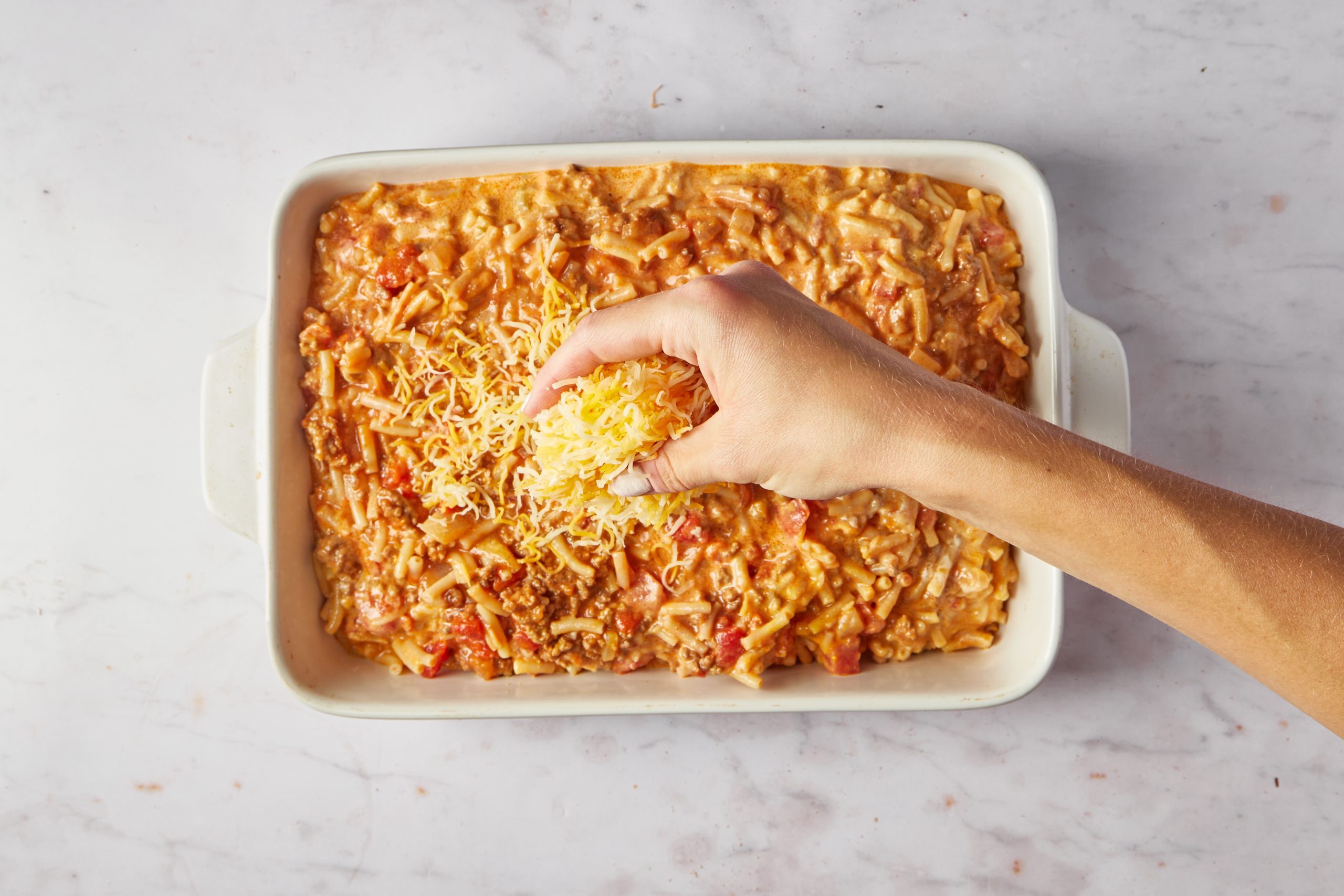 Combine the ingredients to bake the Mexican mac and cheese.