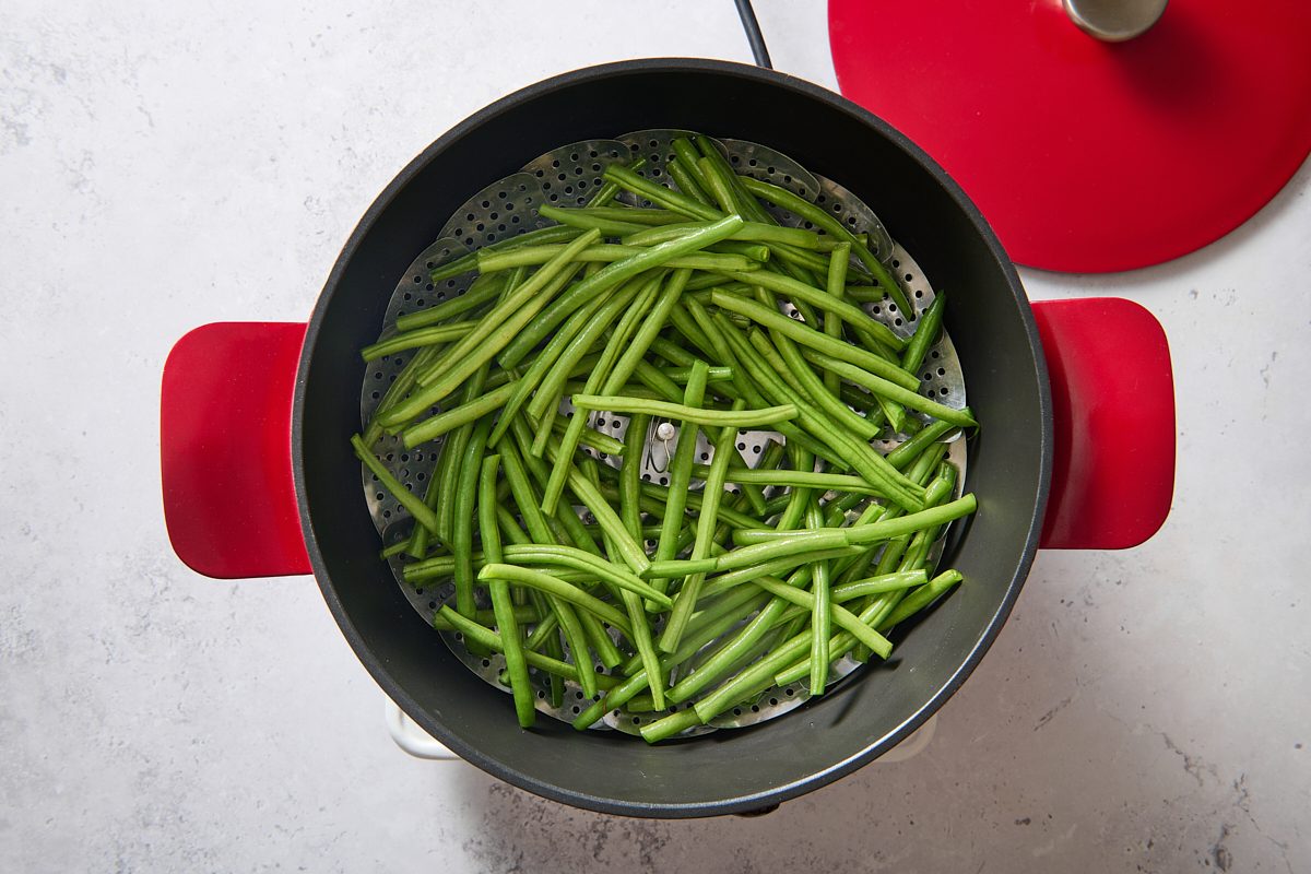Steaming the green beans in a large pot