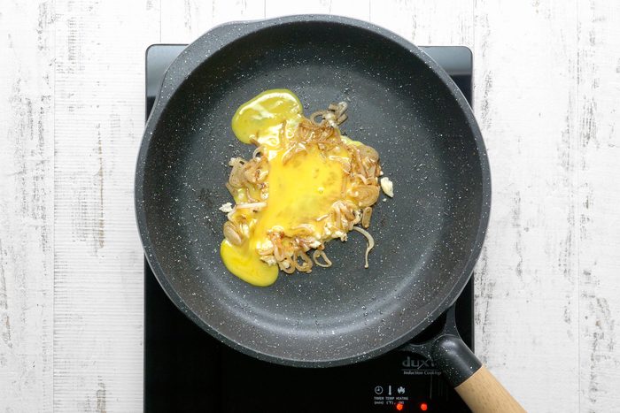 The center of the shallot mixture, add egg.