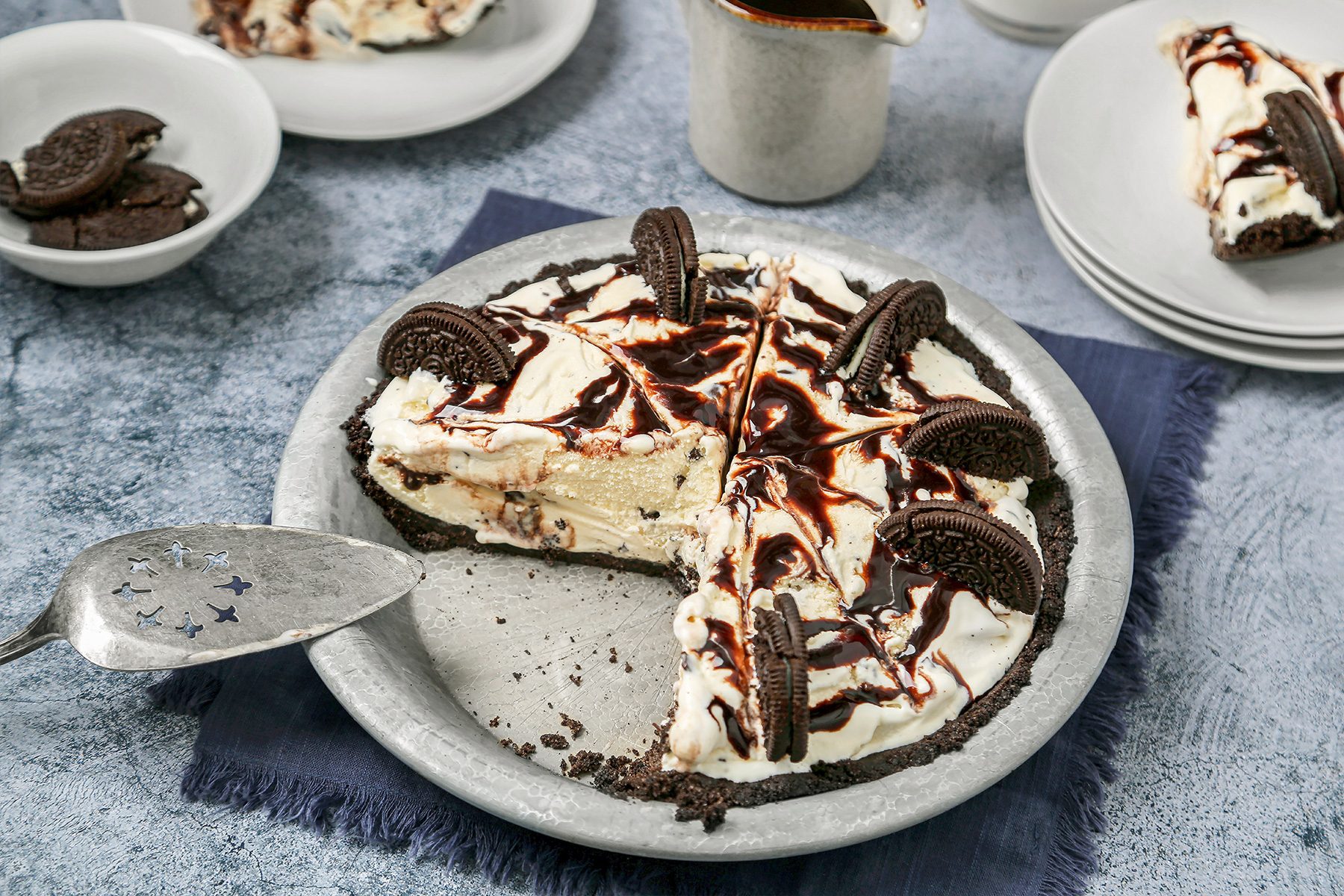 mud pie served with Oreos on top