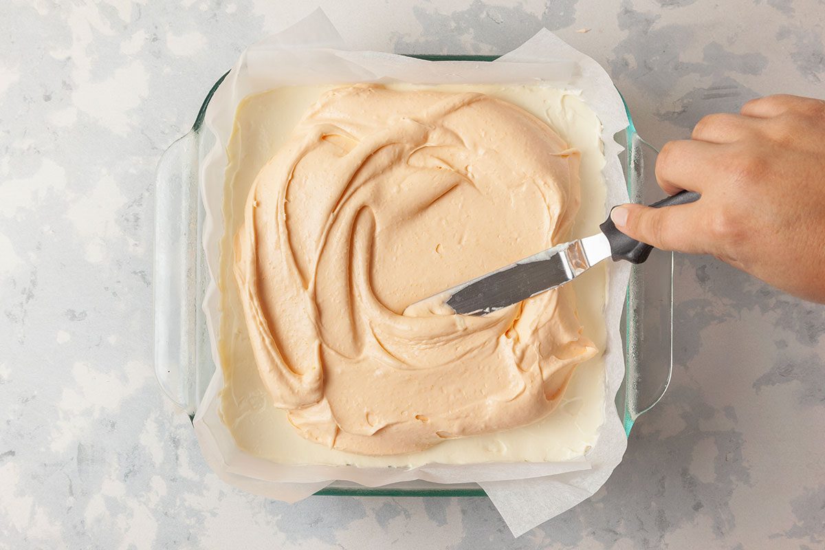 Filling mixture being applied on a crust